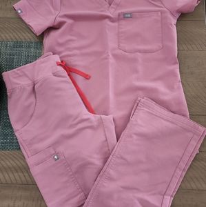 FIGS chalk pink scrub set. Catarina top XXS. Kade cargo pants XXSP.
